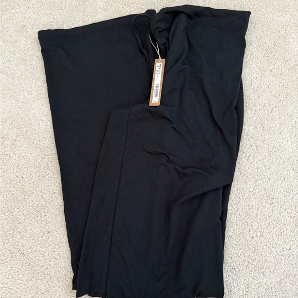 SKIMS Sleep Pants - Picture 7 of 7